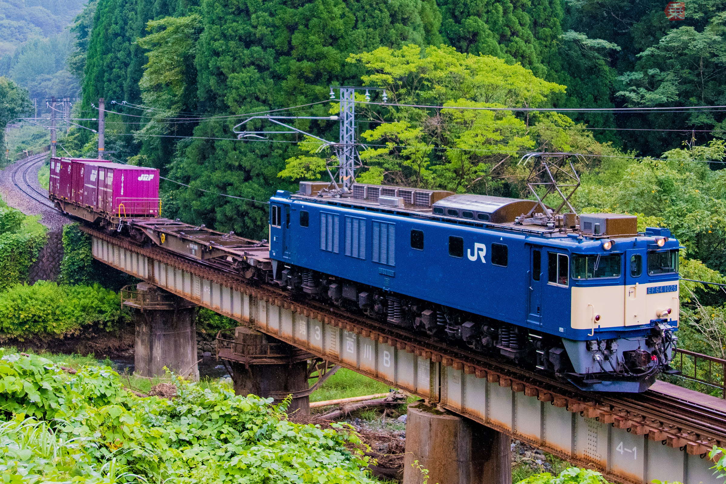 JR貨物のEF64形にヘッドマーク掲出 「岡山DC」のロゴマークあしらった