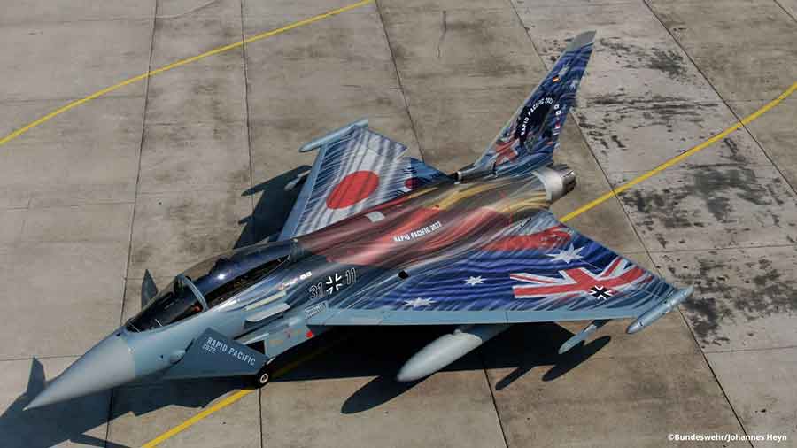 来日決定! ドイツ空軍「タイフーン」戦闘機 うち1機は日の丸描い
