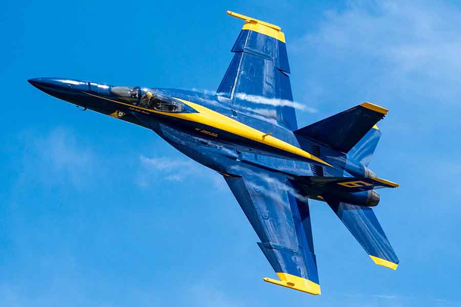 米海軍「ブルーエンジェルス」初の女性アクロバット操縦士が内定