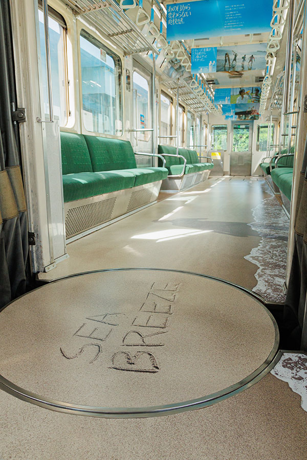 電車内が「砂浜」に？ 江ノ電120周年で渾身のラッピング車両登場