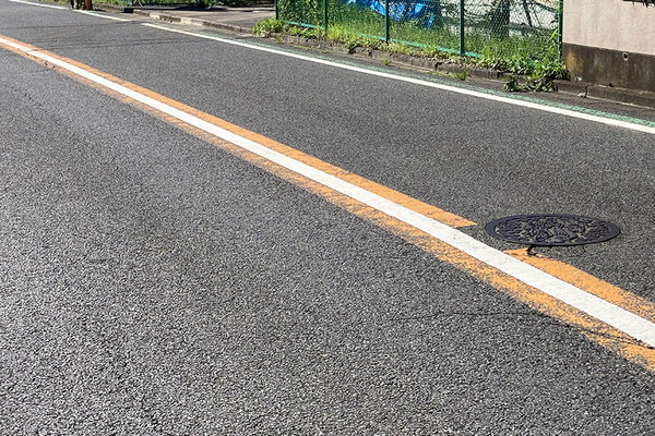 道路のセンターラインが「黄・白・黄のサンドイッチ線」どういう意味？ | 乗りものニュース