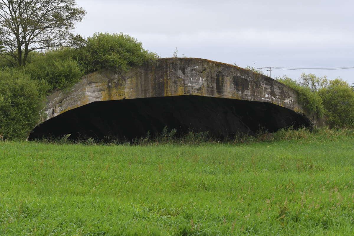 北海道の果てにある「いきなり掩体壕」「地面に刺さったプロペラ