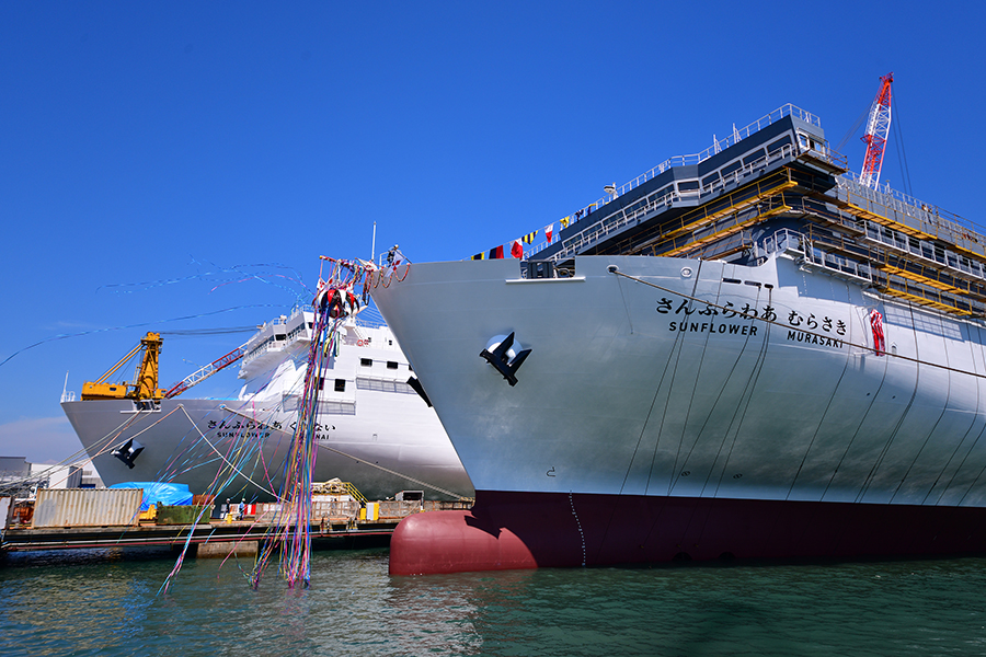 デカくて豪華でエコ！ ついに2隻並んだ「LNG燃料さんふらわあ