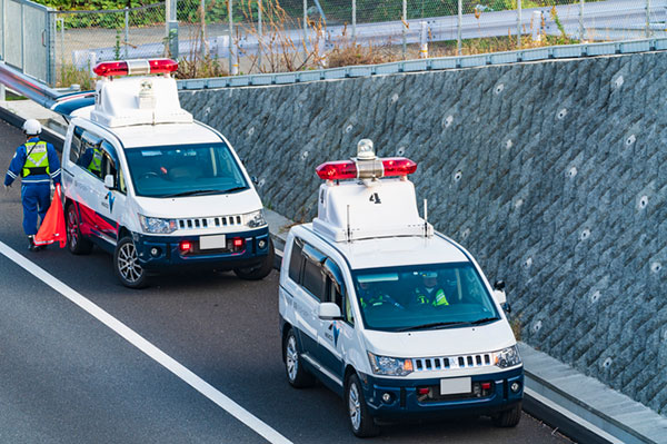 高速道路の「白いパトロールカー」誰が乗ってる？ 黄色だけじゃない