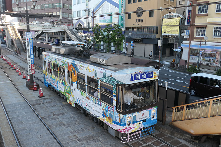 日本最低水準？ 長崎の路面電車はなぜ運賃が安いのか にぎやか車体広告