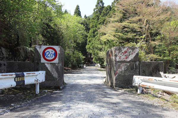 道標 消える“酷道”の面影 改良進む国道421号 トンネルで三重～滋賀の短絡路