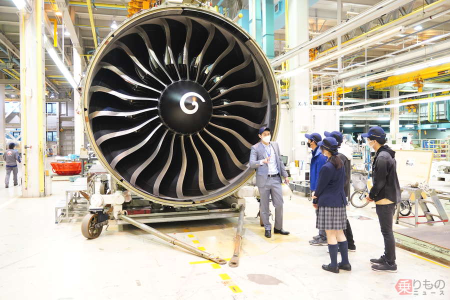 実は経年機の方がより安全？ JAL「エンジン整備センター」は天井まで
