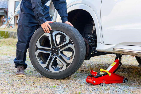 冬タイヤもバッテリー交換も「家まで出張」サービスに依頼急増 車両トラブルなぜ増えている | 乗りものニュース