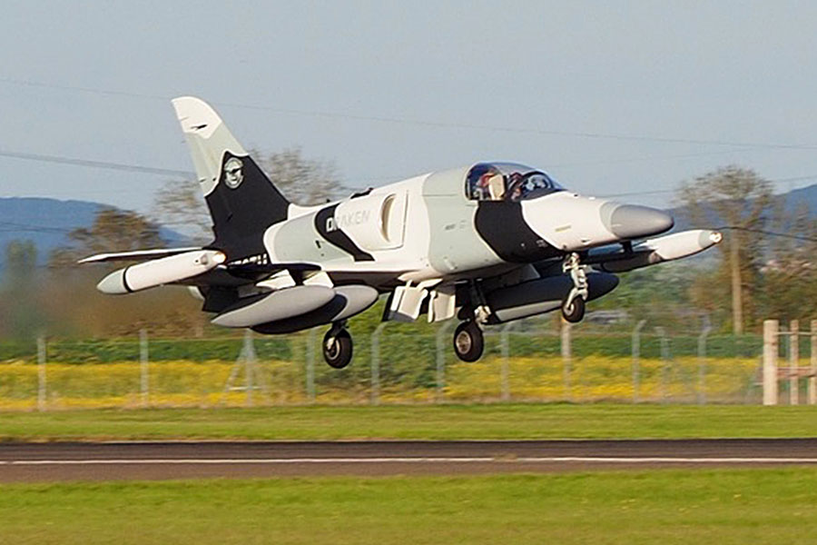 戦闘機100機持つ民間企業!? 英空軍が“軍事請負会社”利用開始 「国防に優れた費用対効果」(1/2 ページ) | 乗りものニュース