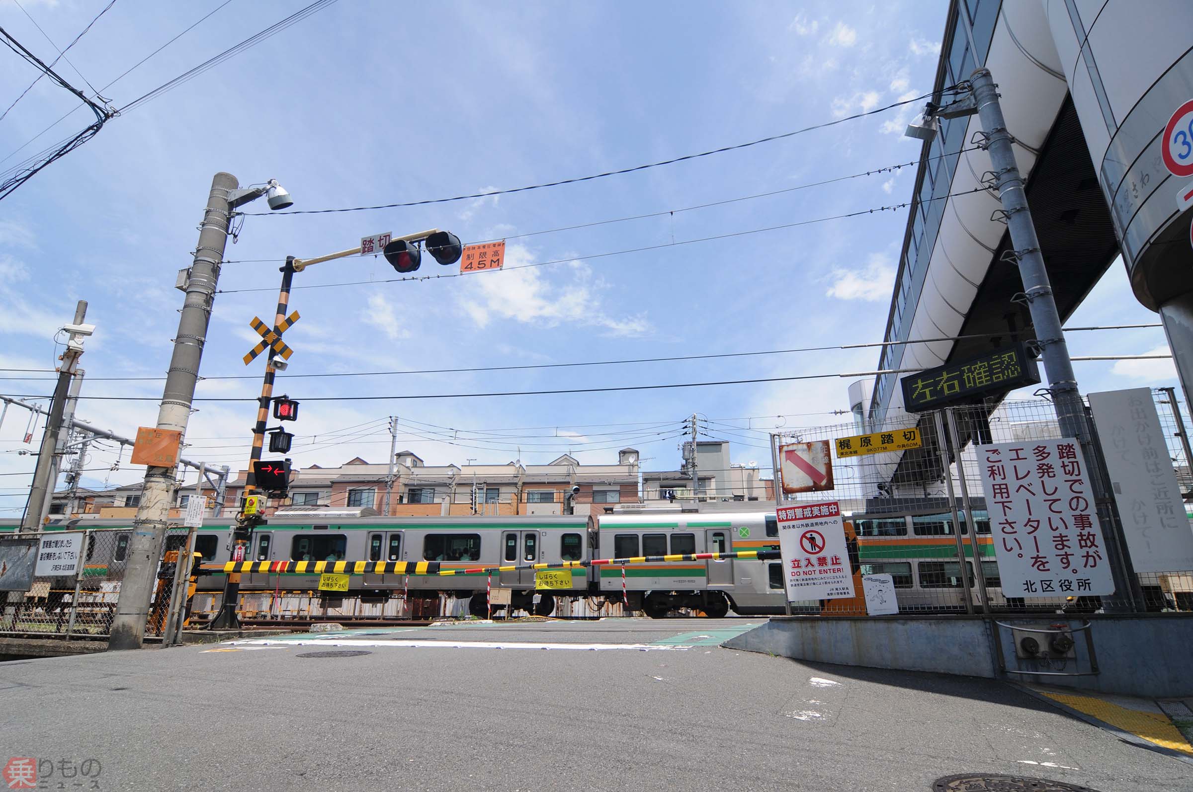 踏切の脇に「エレベーター付き跨線橋」なぜ? 踏切渡るよね… 実は国内初の立派な施設(1/2 ページ) | 乗りものニュース