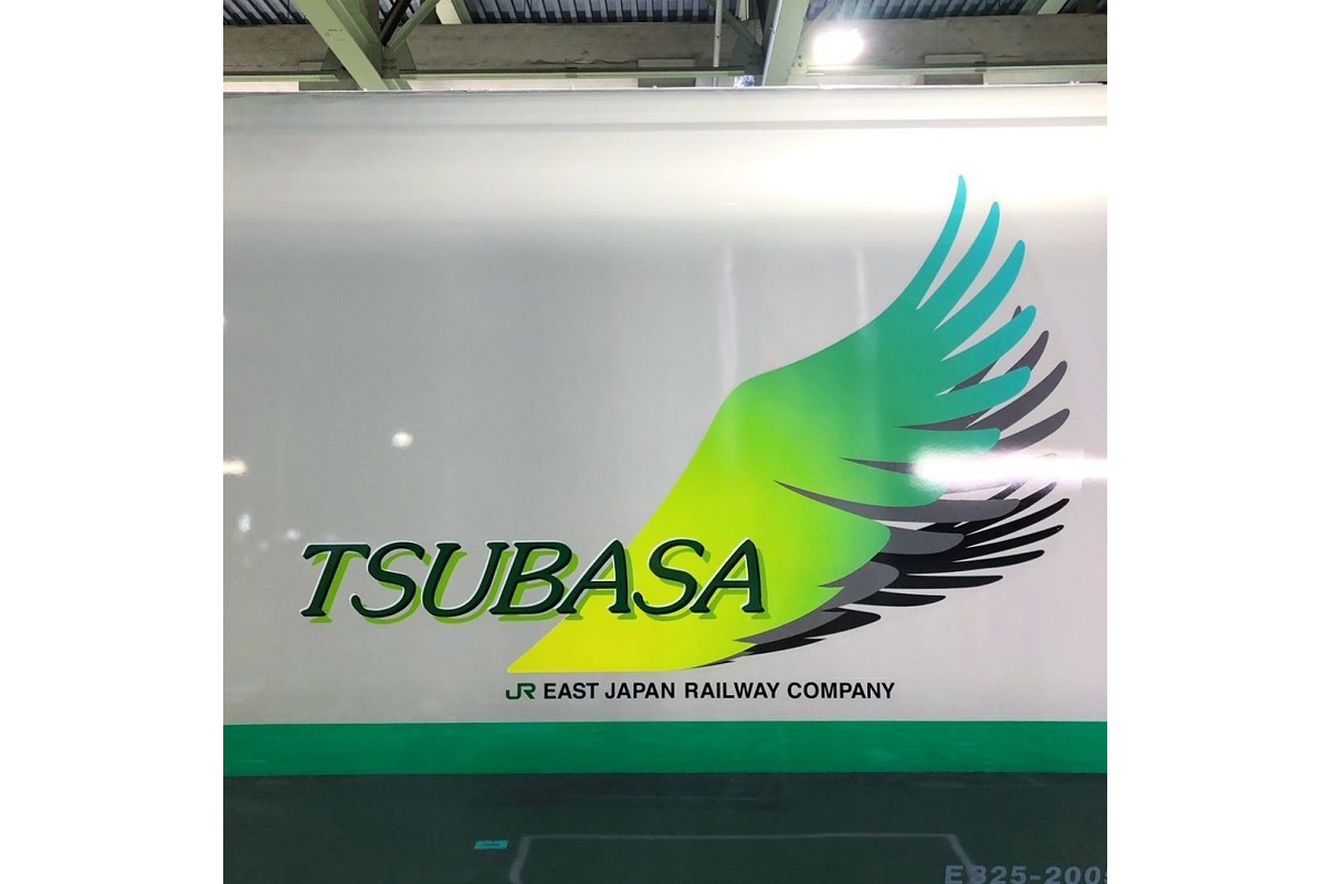 銀のつばさ」お目見え！ 旧ロゴ復活！ 山形新幹線E3系、リバイバル運行