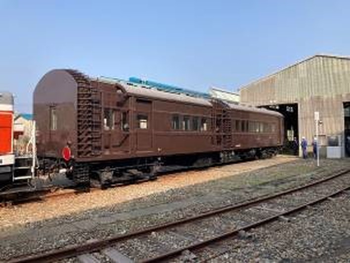 おいらん車」ことオヤ31形客車、トキ鉄に到着 車内公開は4月に2日間