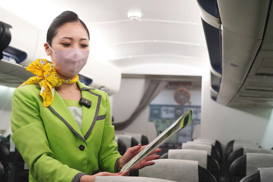 緊急着陸」鬼気迫る“機内”を体験 「非常ドア開けて！」その役を担う人