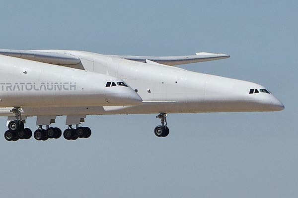 まるで双頭竜！ 「世界最大の怪鳥飛行機」3か月ぶりに空へ 翼に