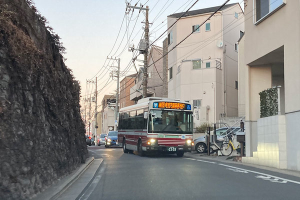 新道路開通でバス停移設！ 世田谷の激セマ区間「榎～駒大グランド」解消へ 小田急バス | 乗りものニュース