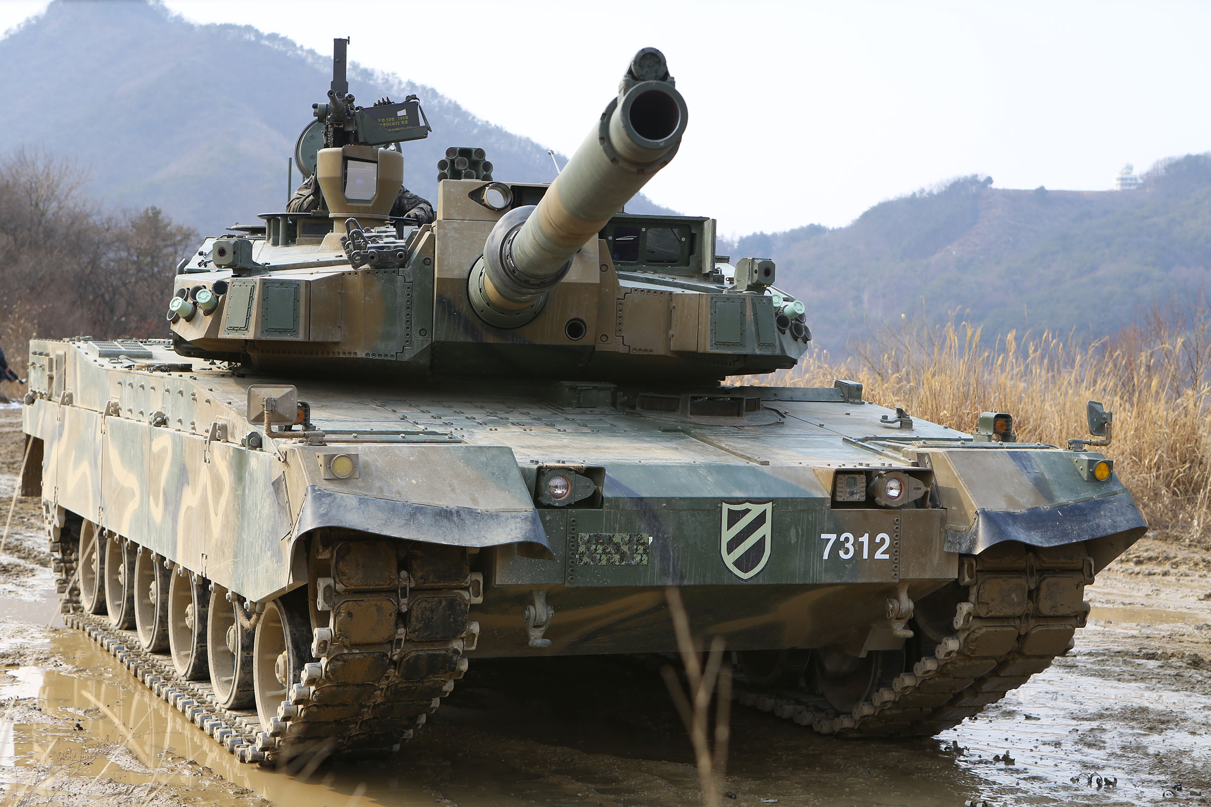欧州戦車市場で「K-兵器」は戦えるか？ レオパルド2 vs K2ブラック