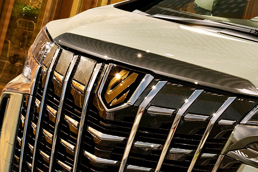 ついに“トヨタ”に…」新型アルファードから消えたロゴに惜しむ声 ヴェル