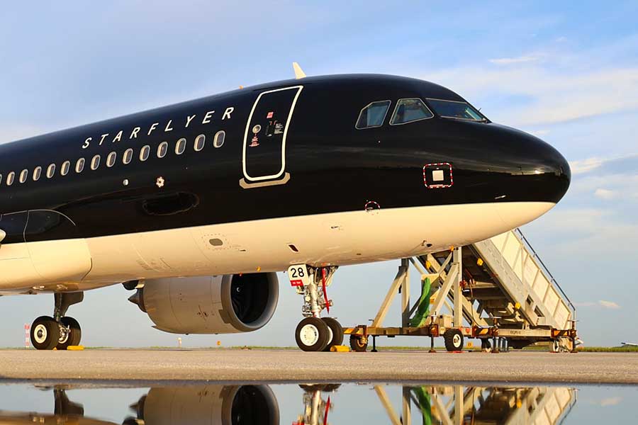スターフライヤー新型機、ついに日本に降臨！ 光りまくりな超