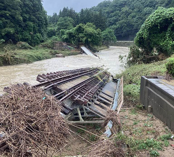 辛い…」「またか」 西日本豪雨で鉄道に大きな被害 落ちた鉄橋 土砂流入