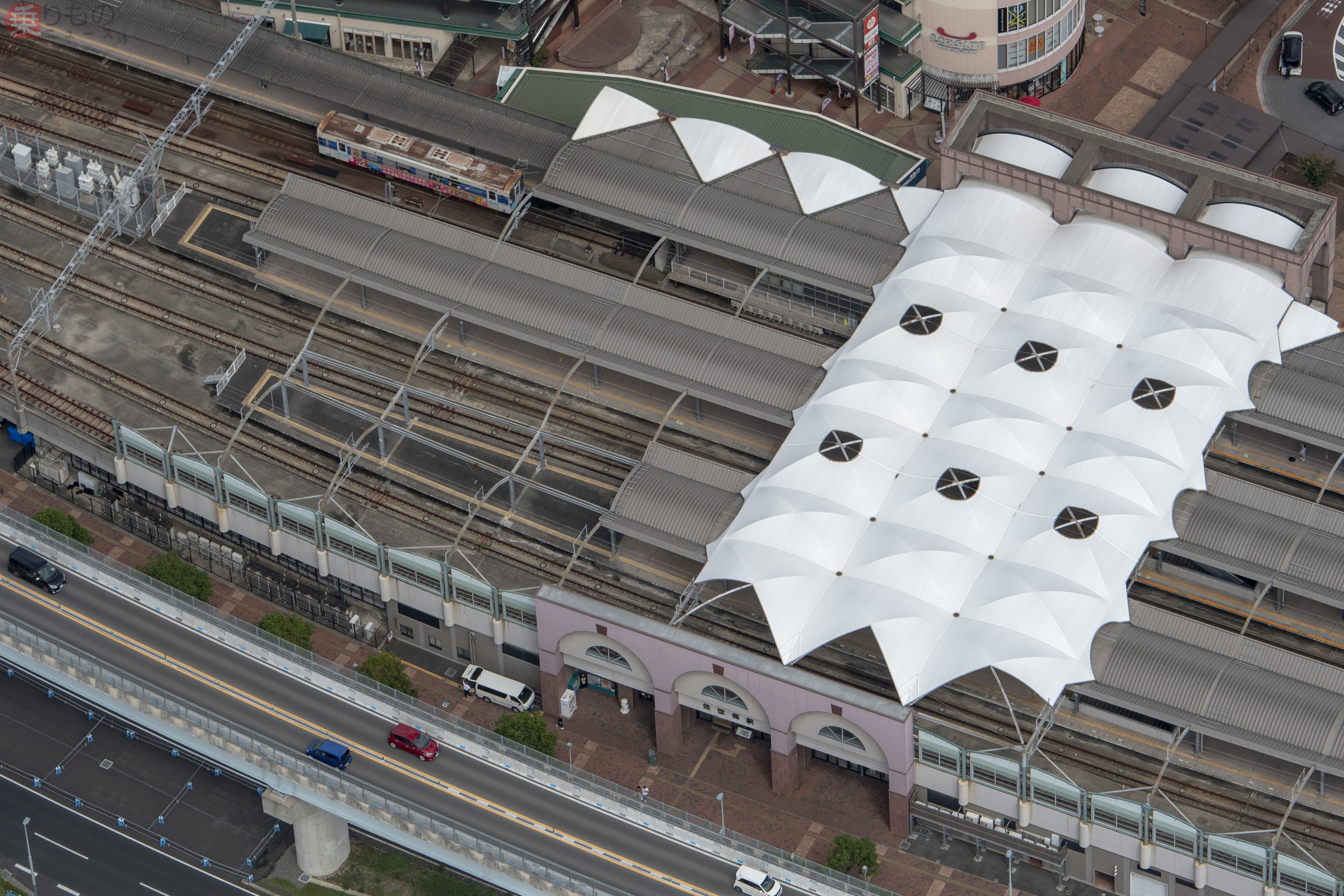 空から撮った鉄道】軍港の町「佐世保」で“屋根の上の列車”を狙う 海