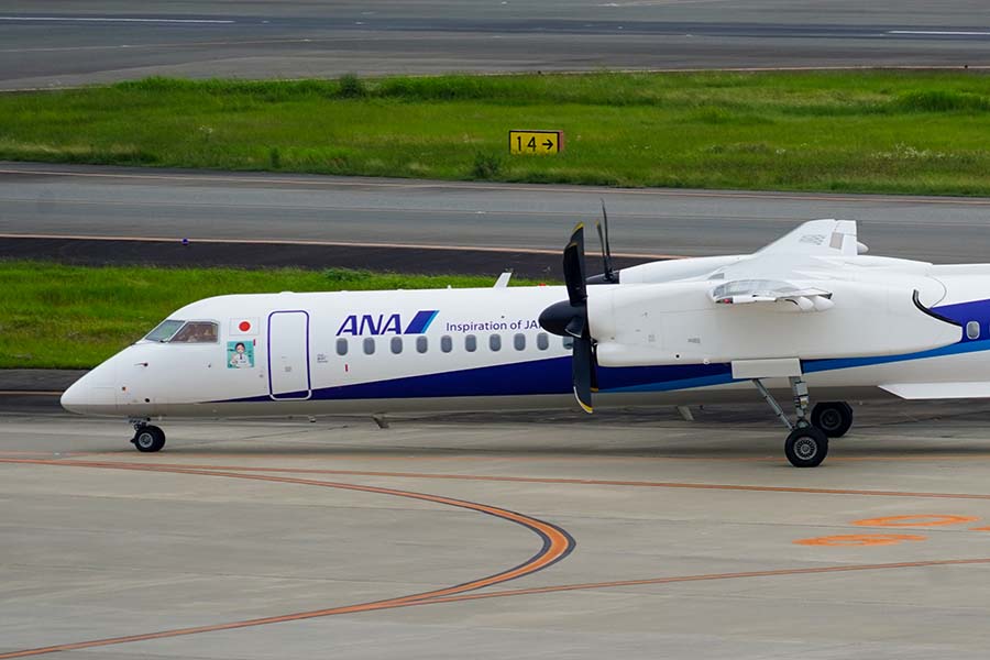 ANAのプロペラ機版「『鬼滅の刃』特別機」の初号機が伊丹に到着