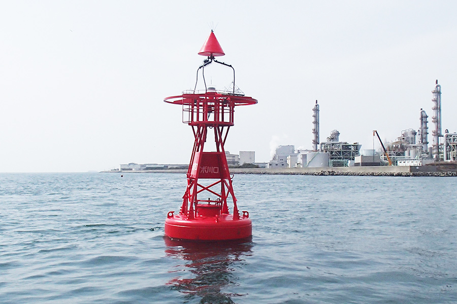 画像ギャラリー | 水面の灯台「灯浮標」プカプカ浮いてるワケじゃなかった!? 海上保安庁が「マル秘映像」公開 | 乗りものニュース