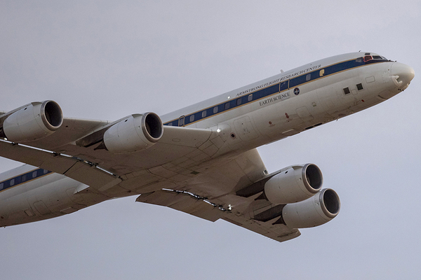 なぜ？ 半世紀以上前の旅客機「DC-8」、米都市上空で低空飛行繰り返す