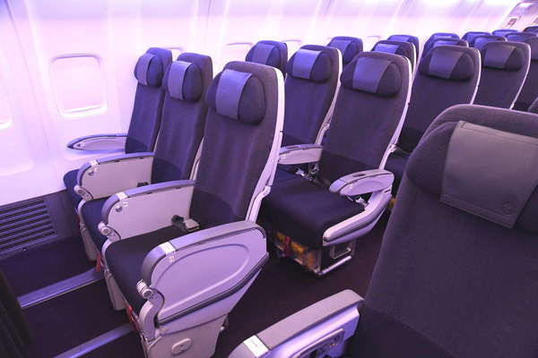 飛行機の座席「窓側最強」は本当か？ 「飛行時間」で変わる