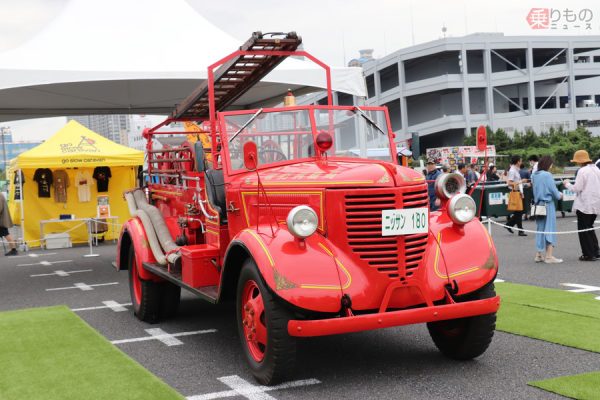 消防車はなぜ「赤い」？ そもそもいつ頃からあったのか 「雨が降ったよう」と書かれた昔の消火現場 | 乗りものニュース