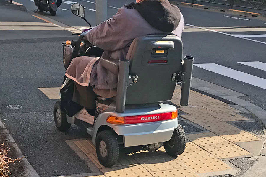 8割死亡か重傷”の衝撃 「電動車いす」事故の恐ろしい実態明らかに 解決策は“付き添い”ではない！ | 乗りものニュース