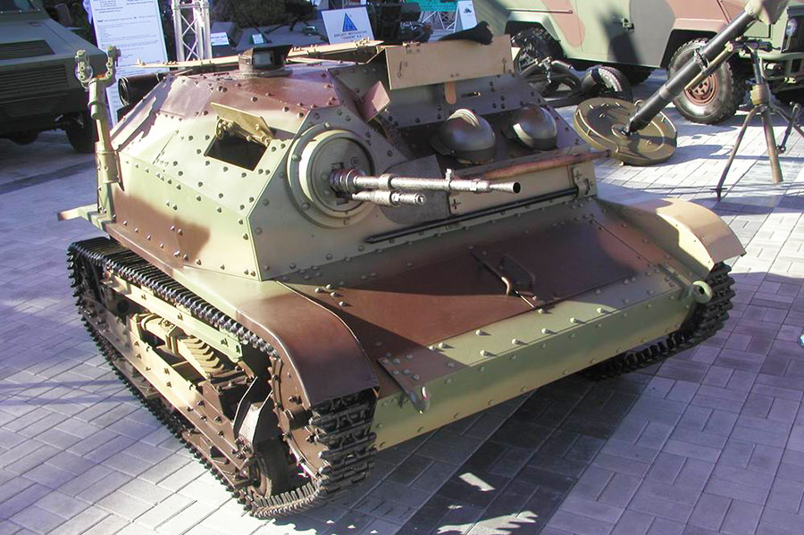 本格的な、戦車(50センチ).    急な斜面も登って行く！ 本格的な、戦車(50センチ). 急な斜面も登って行く！