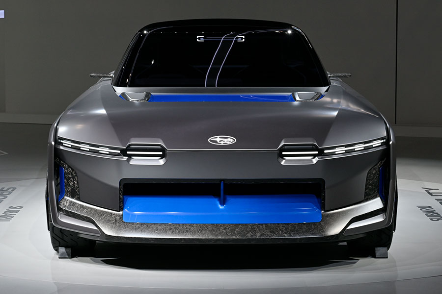 世界初公開! スバルの新型「スポーツカー」 がっしりスタイルで見切りヨシ!? 運転の楽しさと“安心感”両立 | 乗りものニュース