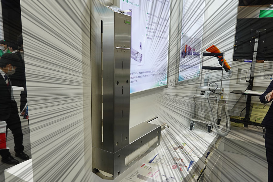 なぜ巨大化!? 駅の「トイレットペーパーホルダー」なんと10連装が登場