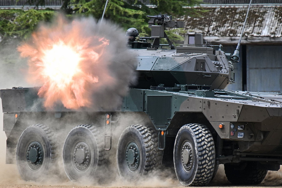 冬に向けスタッドレスへ！」16式機動戦闘車のタイヤ交換 陸上自衛隊