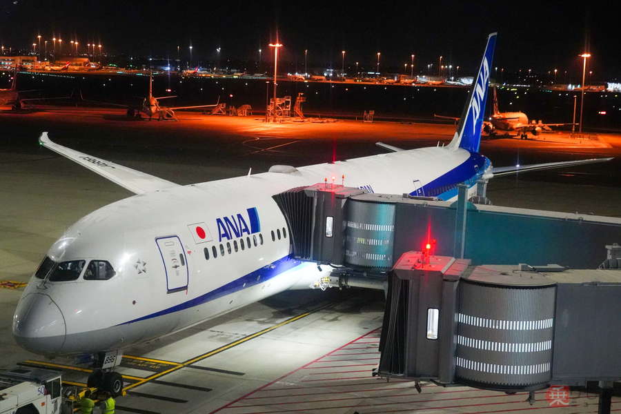 疲労感超激減！ ANAの「ビジネスクラス」が快適過ぎた件 “名物ラーメン