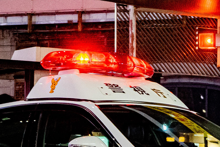 消し忘れ？ “赤色回転灯だけ”つけて走るパトカーの意味とは 見かけたら