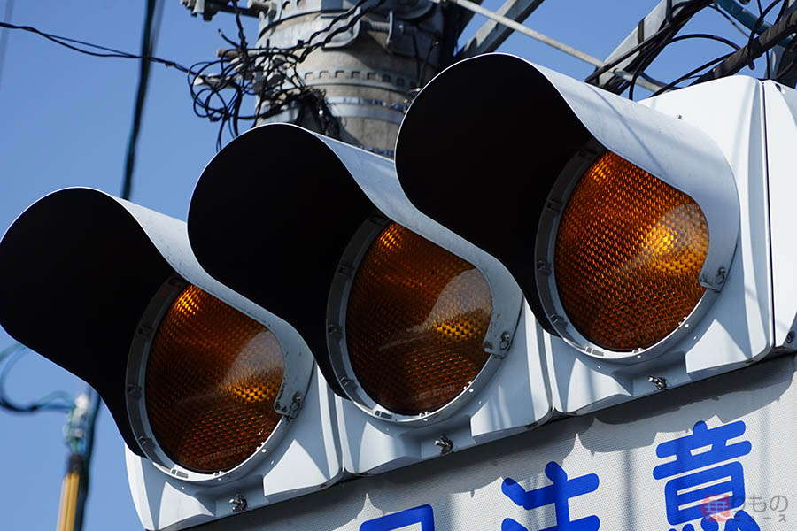 青にも赤にもならない!? 「黄色しかない信号機」の意味とは レア