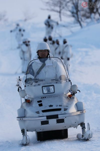 画像ギャラリー | 自衛隊はなぜこうも「雪に強い」？ 高速道路の大雪立ち往生にも“災害派遣” 知られざる雪装備の数々 | 乗りものニュース