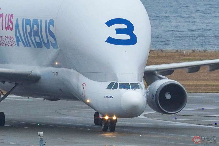 超展開！ 神戸空港飛来で話題の「エアバスの激レア異形貨物機」、まさかの関空にもキタ！ | 乗りものニュース