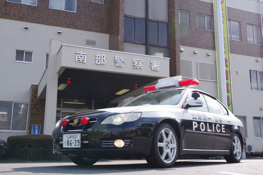 交通取締の飛び道具付き「レガシィ」パトカー山梨県警から引退へ いまや希少な“ボクサー6” | 乗りものニュース