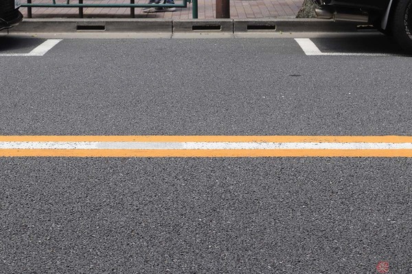 跨いでいいの…？ 道路の中央線「オレンジ・白・オレンジ」3本線の意味