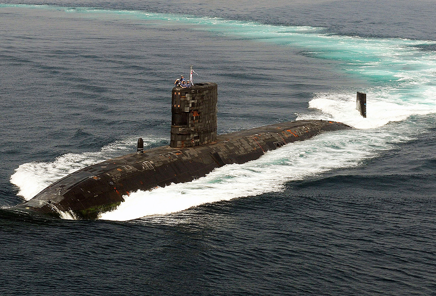 なぜ？ 凱旋した潜水艦が「海賊旗」を掲げるワケ 100年尾を引く