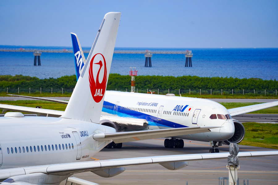 JAL・ANA「大半の国内便で乗れる上位クラス」差はいかに？ 乗り比べ