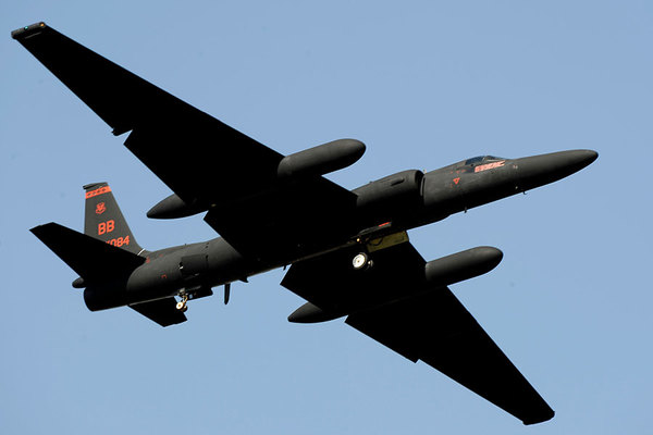 伝説級」の珍事発生！ 日本上空を飛ぶ「漆黒の偵察機」U-2が“目撃”され