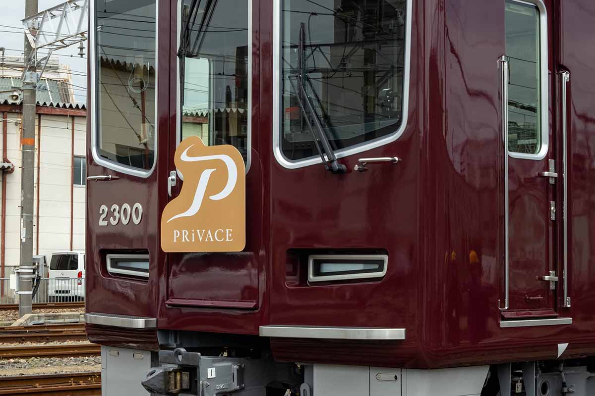 阪急の“型破り車両”登場！金の阪急マークの「1扉車」 有料サービス