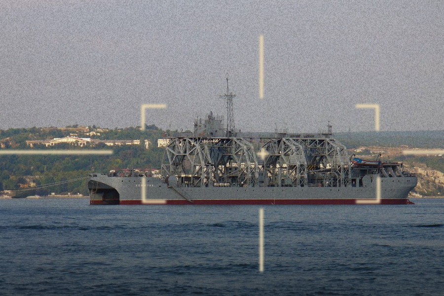「100年乗っても大丈夫！」だったロシア軍艦 ウクライナの攻撃で大破 ついに退役か？ | 乗りものニュース