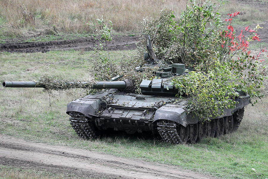 ロシア戦車 爆発で砲塔が“路面にめり込んだ”衝撃映像が公開される