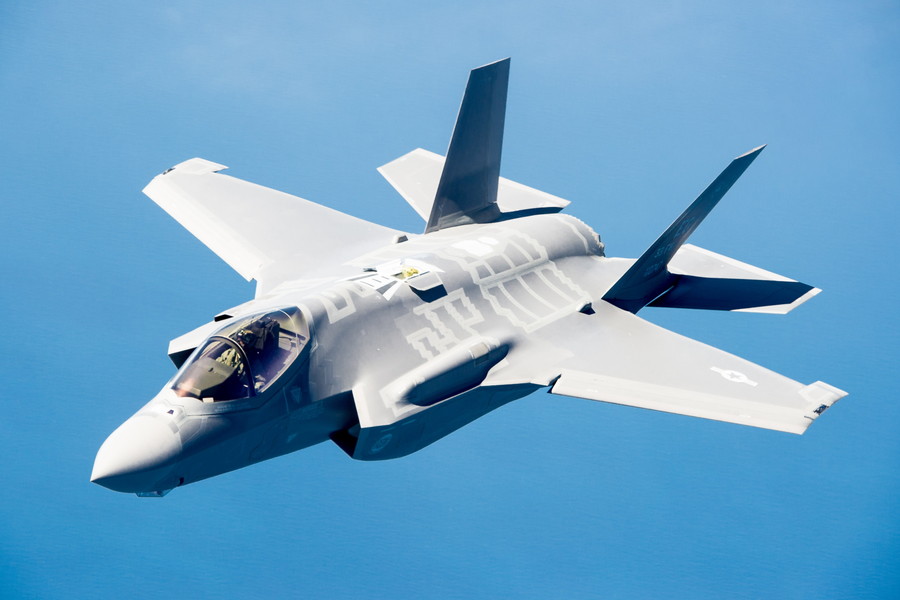 どう見ても爆弾!? 最新ステルス戦闘機F-35用「荷物入れ」が豪快