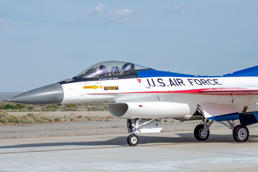 新幹線カラーかよッ!? 異色塗装の「F-16」戦闘機がデビュー、何が