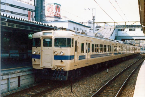 国鉄時代の電車の“幻の塗色”まさかの復刻！ ドクターイエローっぽい!? 6月から運行開始 | 乗りものニュース